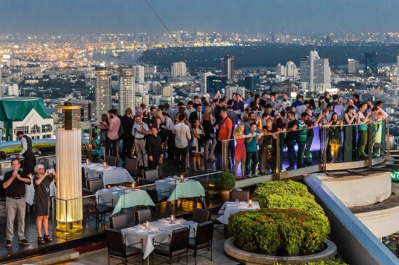 Nyt en kveld i en skybar med utsikt over hele Bangkok