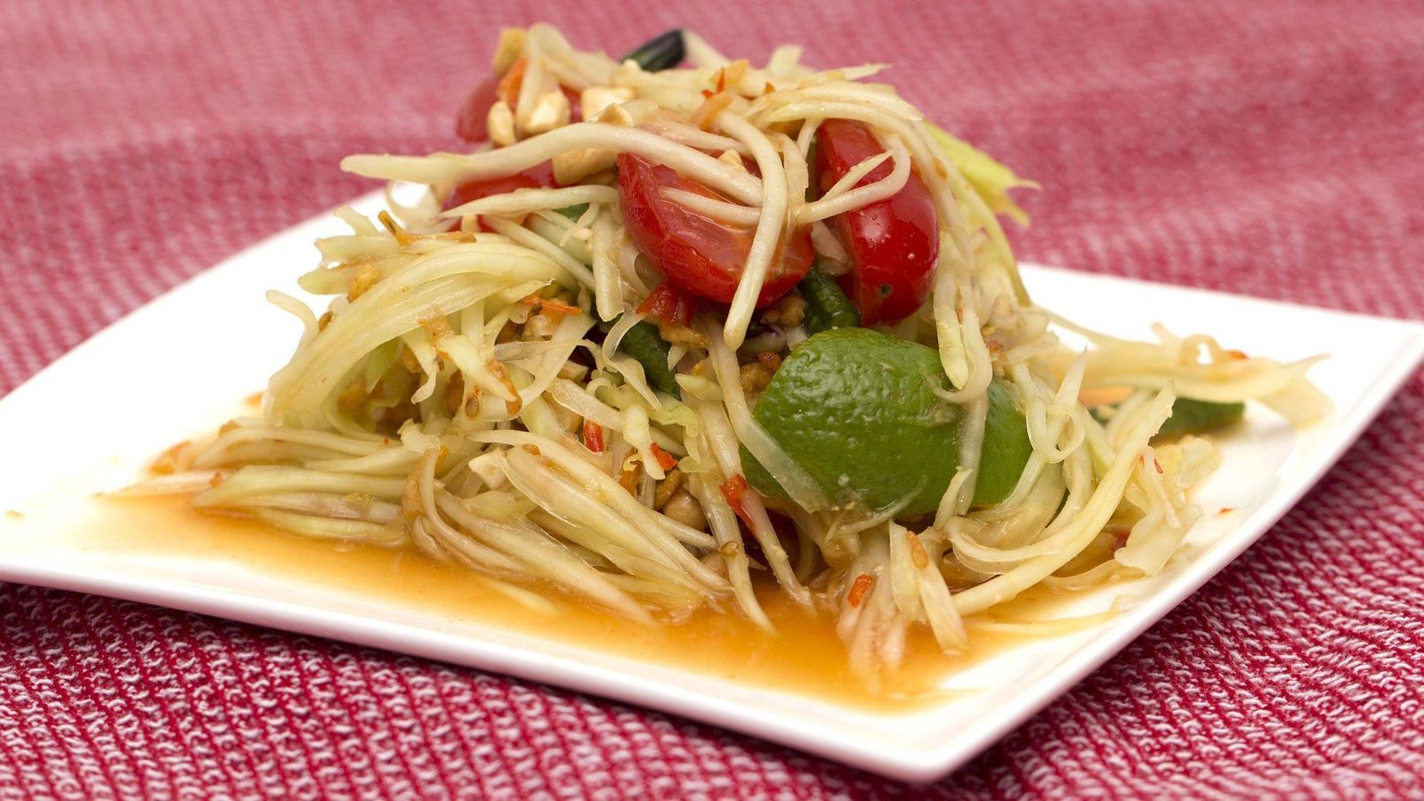 Velsmagende thailandsk mad med nudler er et must på ferie i Thailand