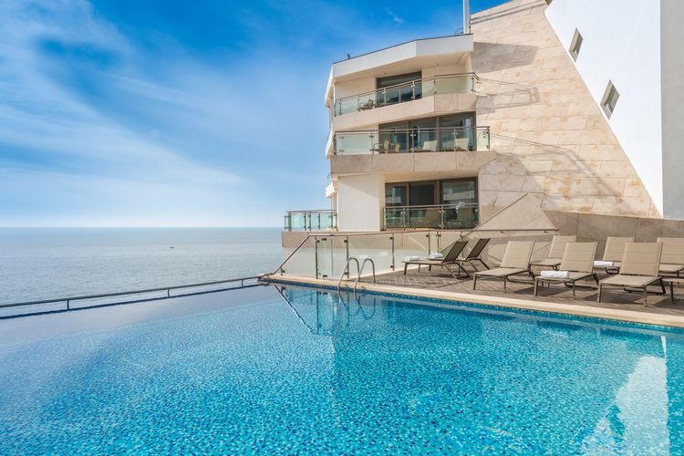 På Sesimbra Hotel & Spa kan du nyte sol og bading ved sjøen utenfor Sesimbra i Portugal.