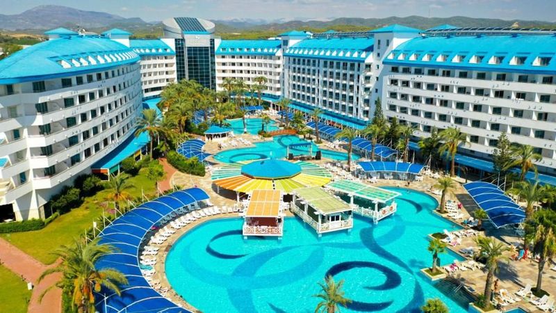 Crystal Admiral Resort Suites & Spa - Image 1
