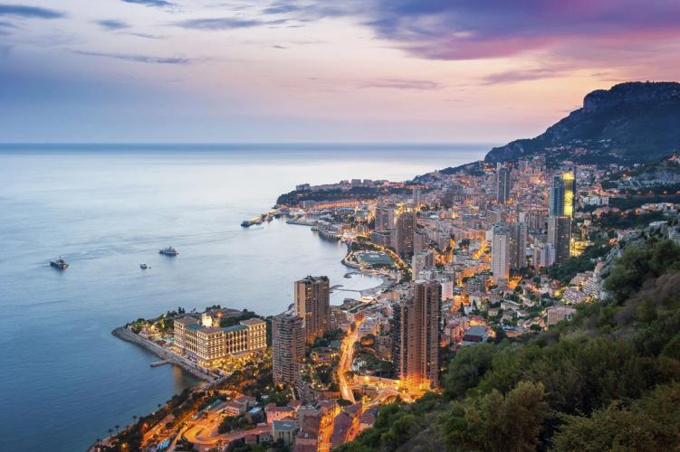 Panoramautsikt over Monte Carlo og Monaco på den franske riviera
