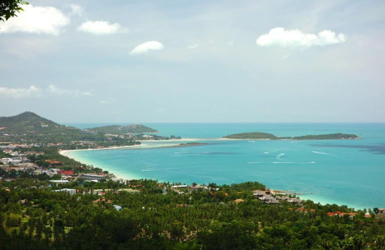 Utsikt over Chaweng Beach og det azurblå havet på Koh Samui i Thailand
