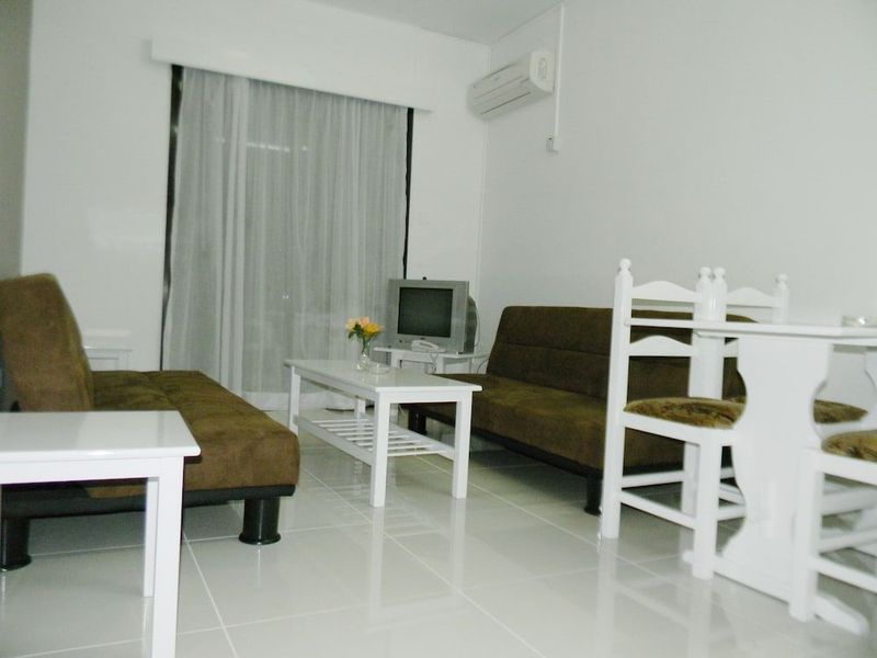 Hilltop Gardens Hotel Apartments - Image 6
