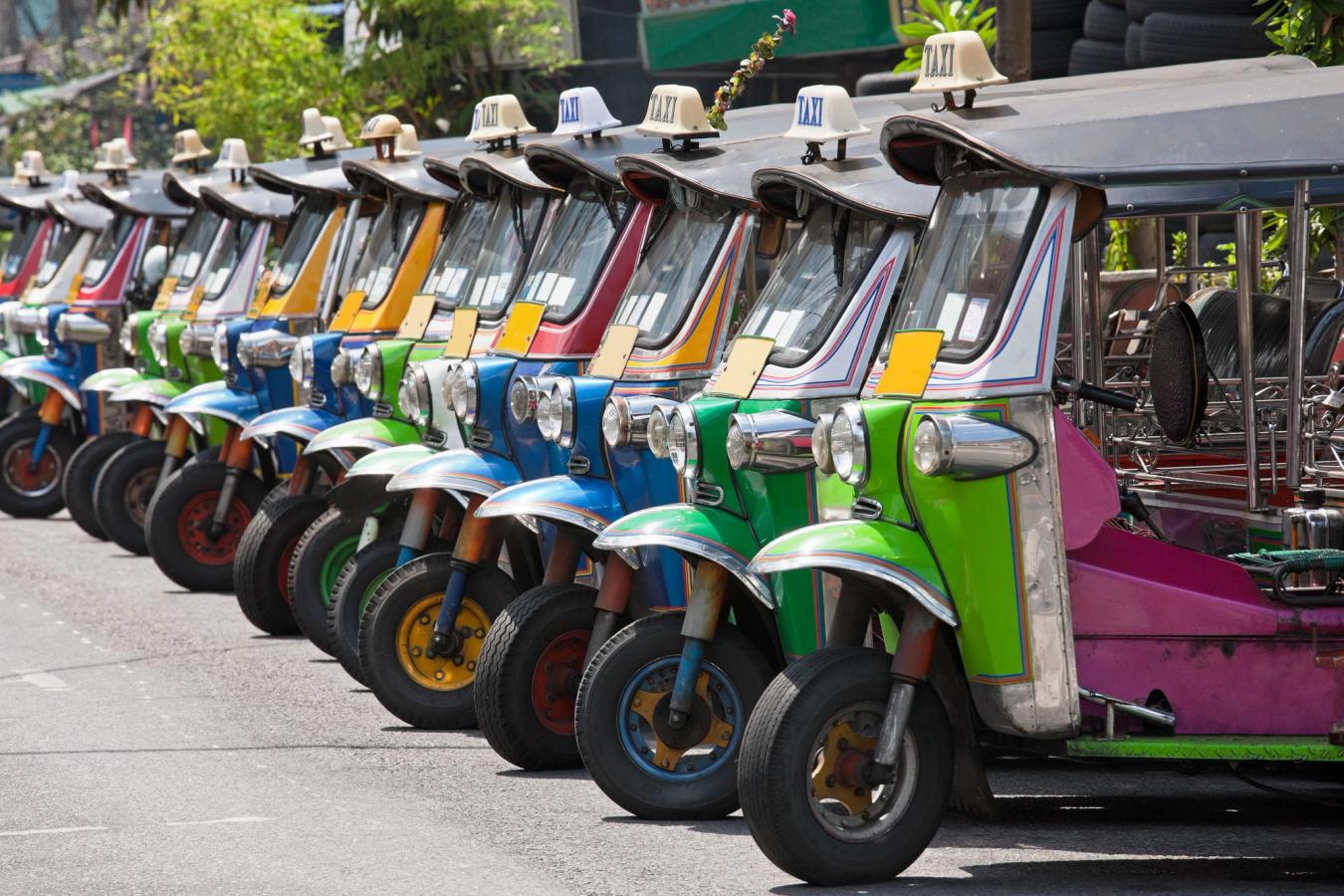 I Bangkok är tuk-tuk en vanlig syn i stadsbilden 