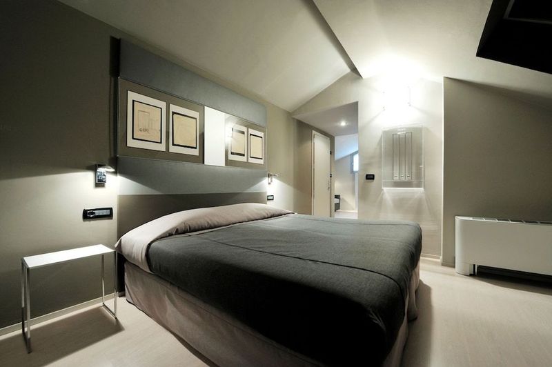 Art Hotel Boston - Image 2