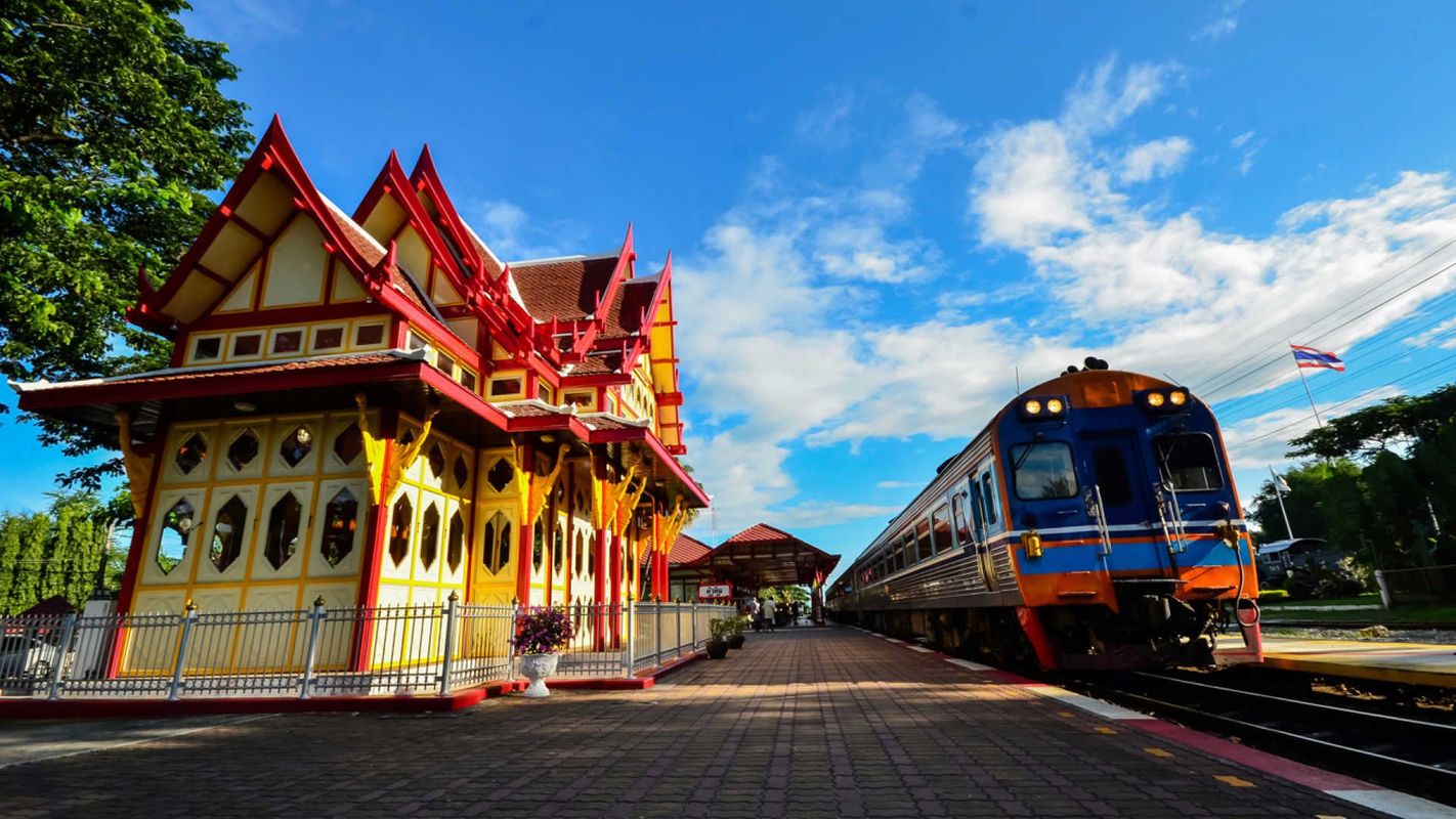 Toget kjører inn til den flotte, historiske togstasjonen i Hua Hin, Thailand