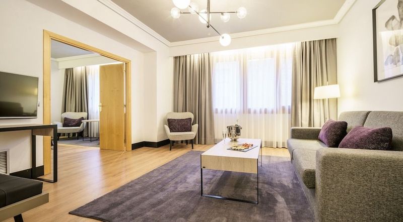 Hotel ILUNION Bilbao - Image 8
