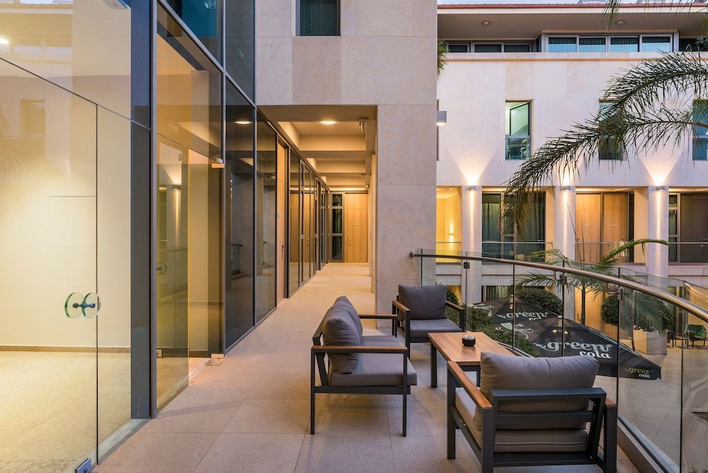 Trianon Luxury Apartments & Suites - Image 10