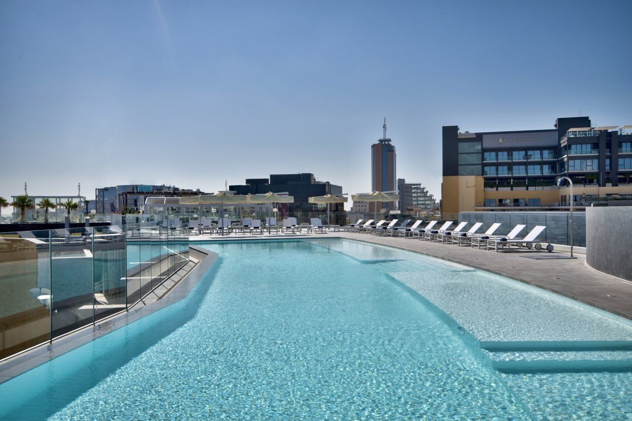 be.HOTEL ligger centralt i Paceville och har en takterrass med en stor och inbjudande pool.