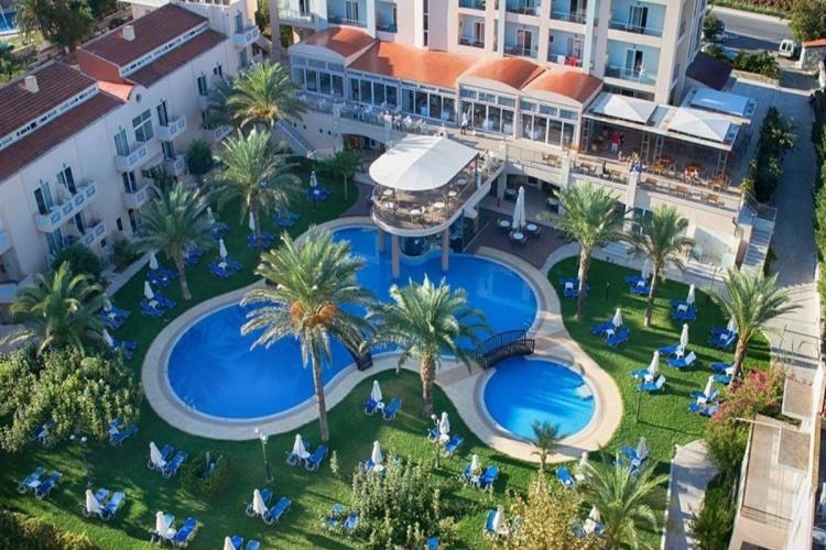 Selini Suites erbjuder en härlig pool på semestern i Kolymbari på Kreta.