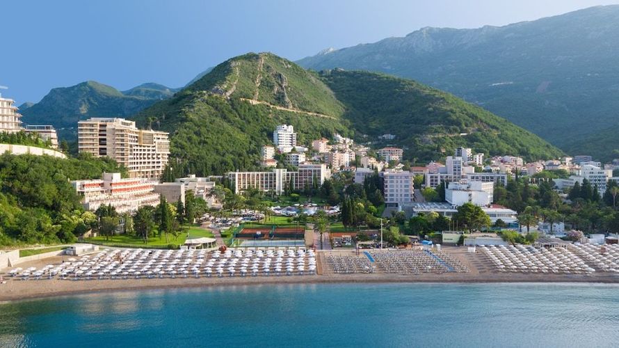 Iberostar Bellevue er et hotell med alt inkludert ved stranden som ligger i Becici, Montenegro.