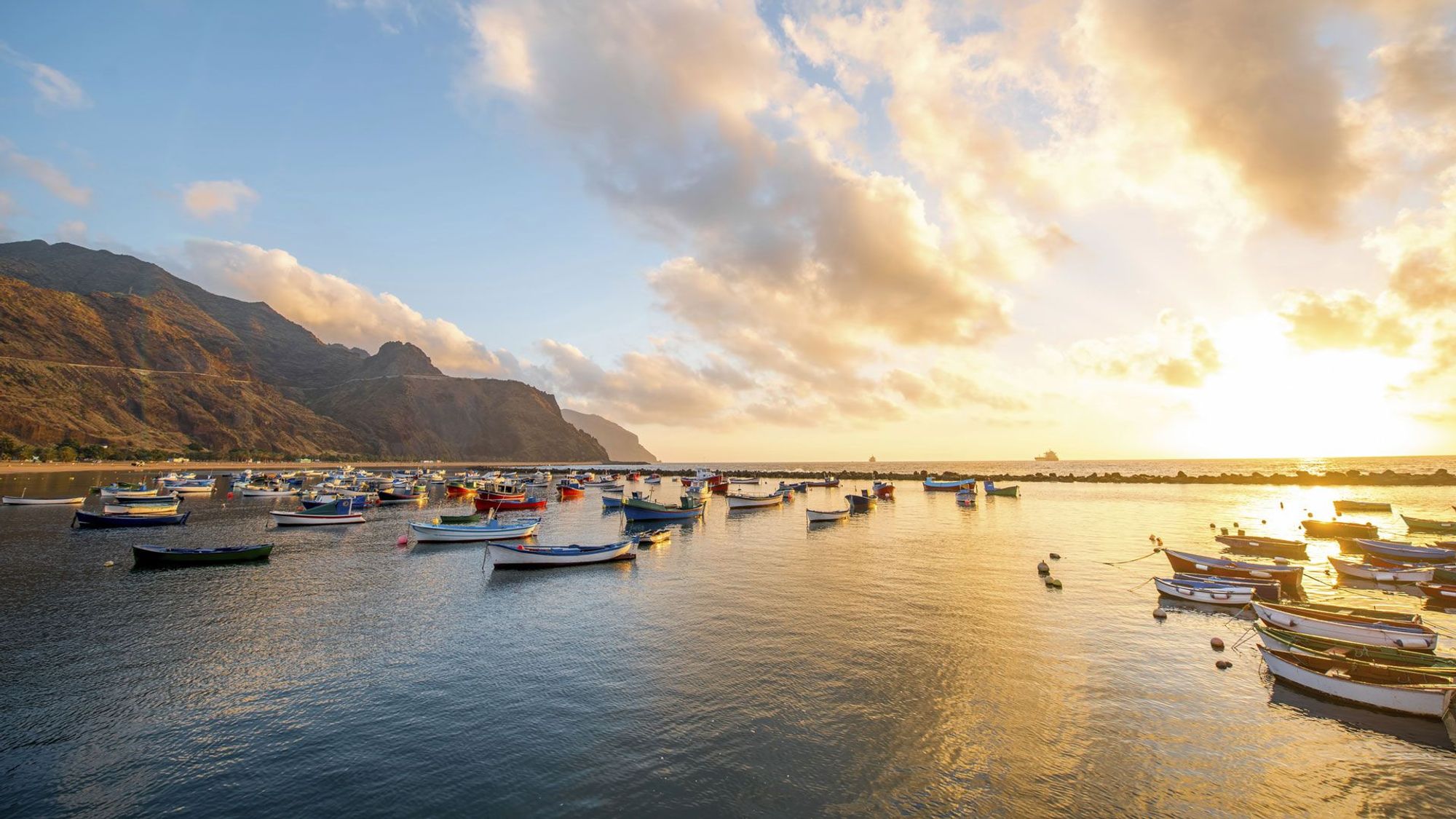 Utsikt over havet med småbåter i solnedgangen i Santa Cruz på Tenerife
