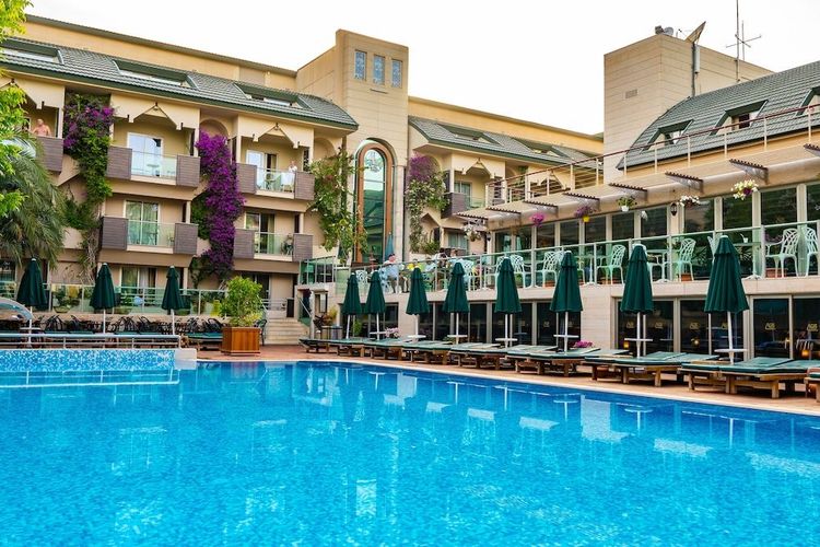 På Ambassador Plaza Hotel kan du nyte dager ved bassenget i Kemer, Tyrkia.