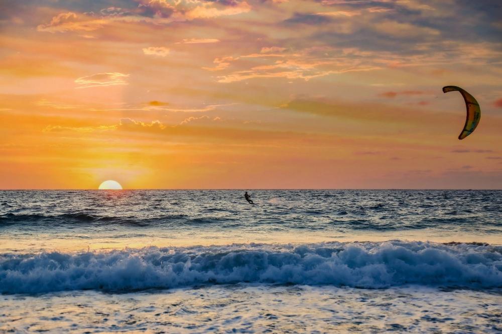 Kitesurfer i solnedgang over havet på Kapp Verde