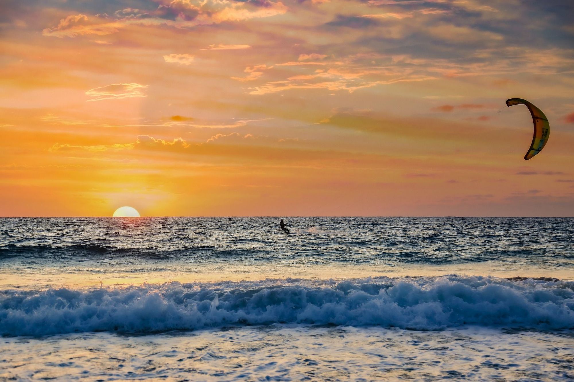 Kitesurfer i solnedgang over havet på Kapp Verde