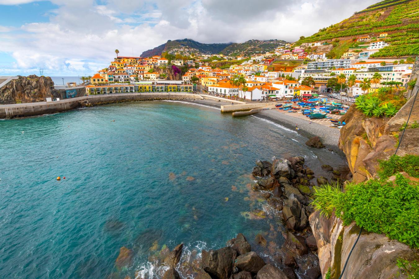 Utsikt over den idylliske byen Camara de Lobos på Madeira