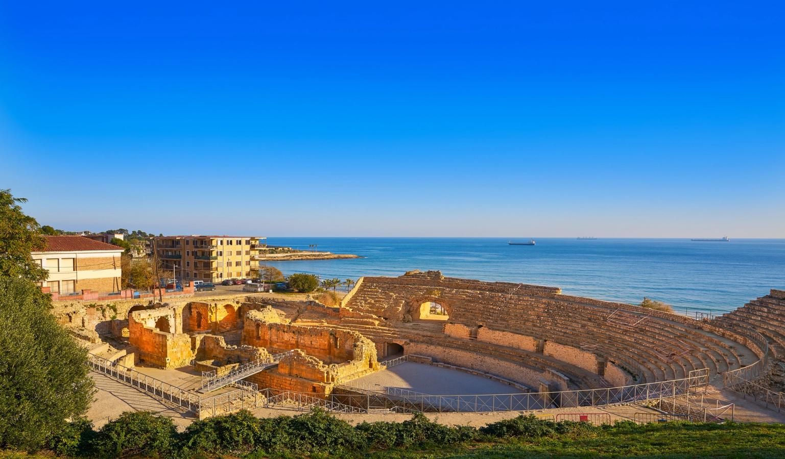 Utsikt over det romerske amfiteateret og havet i Tarragona på Costa Brava