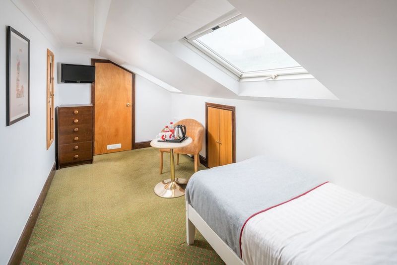 OYO Abbey Hotel, London Shepherd's Bush Market - Image 8