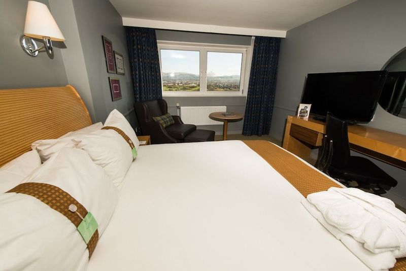 Holiday Inn Edinburgh - Image 9