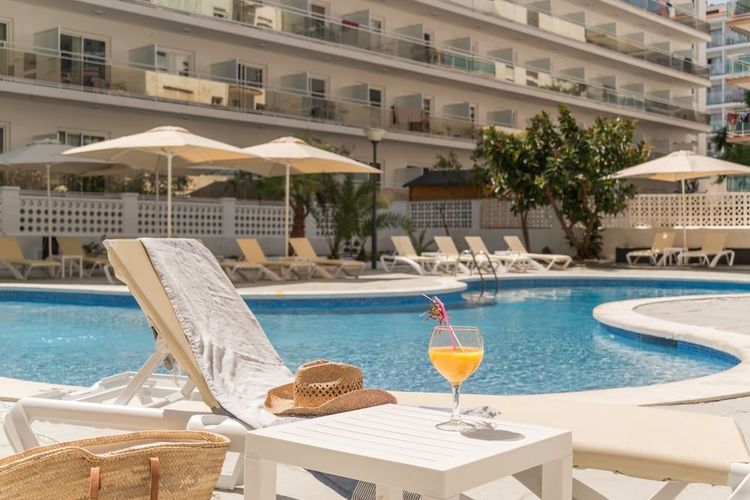 Nyt en fin stund i solen på Hotel Salou Beach i Salou, Spania.