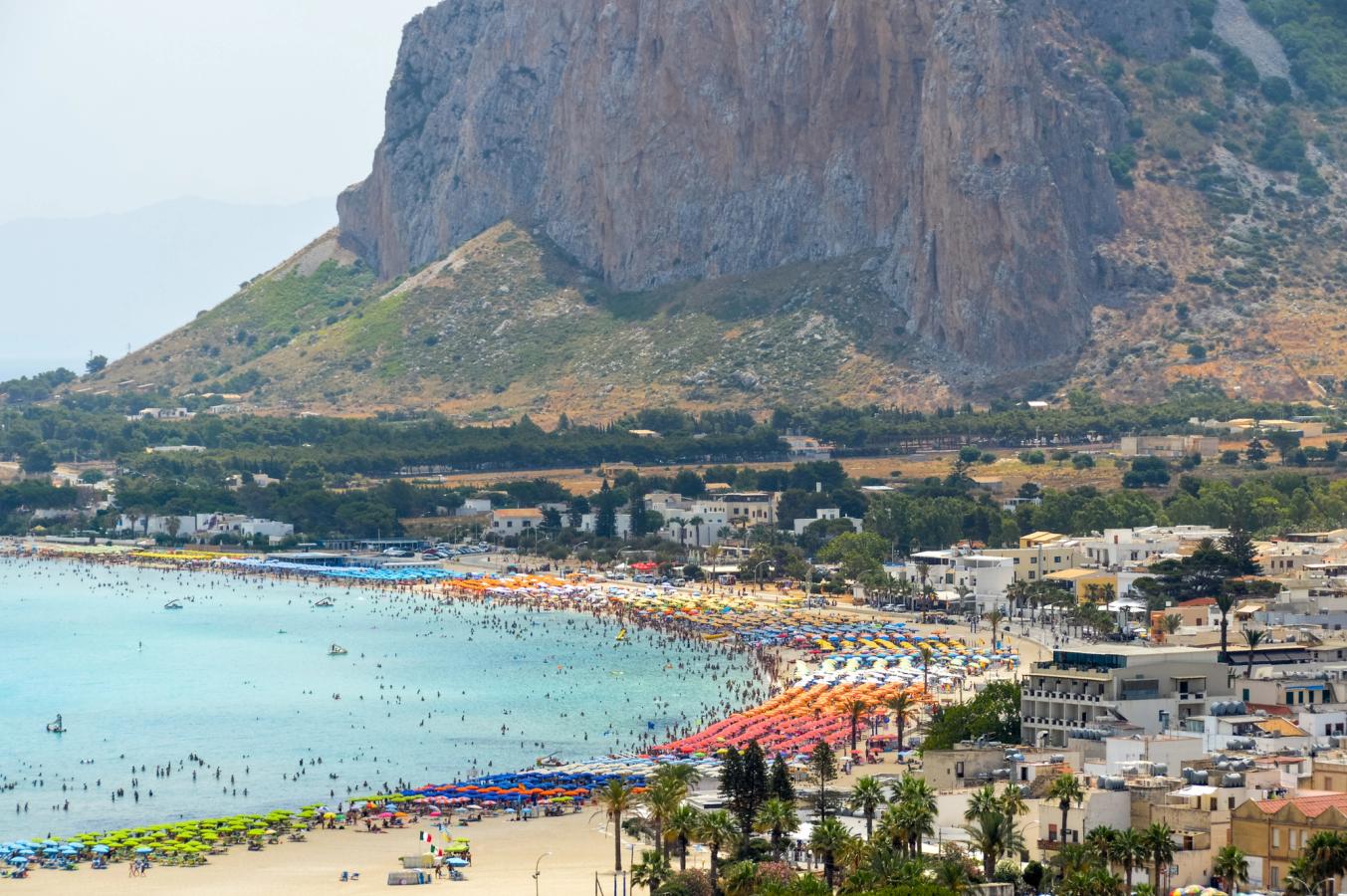 Folktätt på stranden i San Vito Lo Capo under högsäsongen