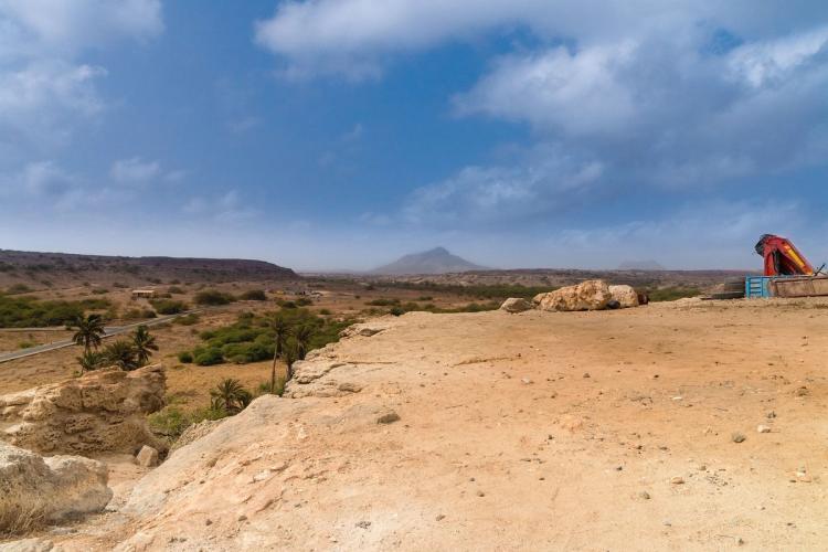 Ørkenlandskap og fjell i bakgrunnen på Boa Vista på Kapp Verde