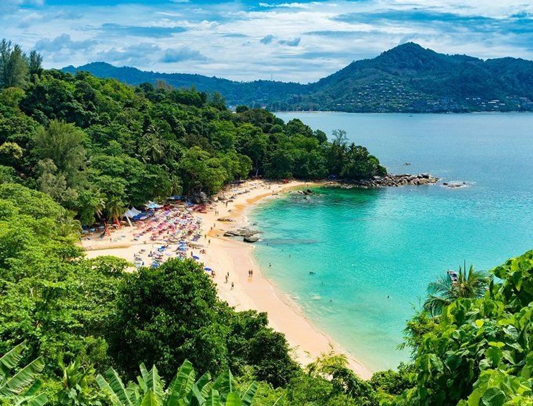 Härlig, barnvänlig strand med kristallklart vatten i Karon på Phuket, Thailand