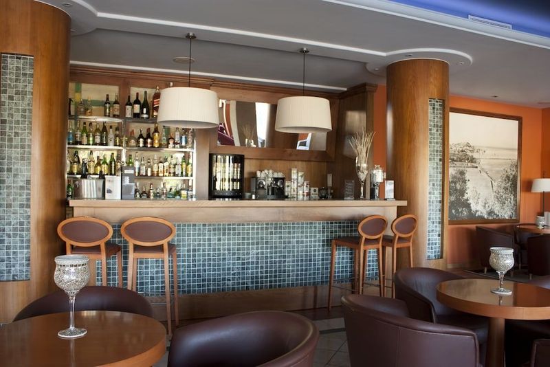 Les Rotes Hotel - Image 10