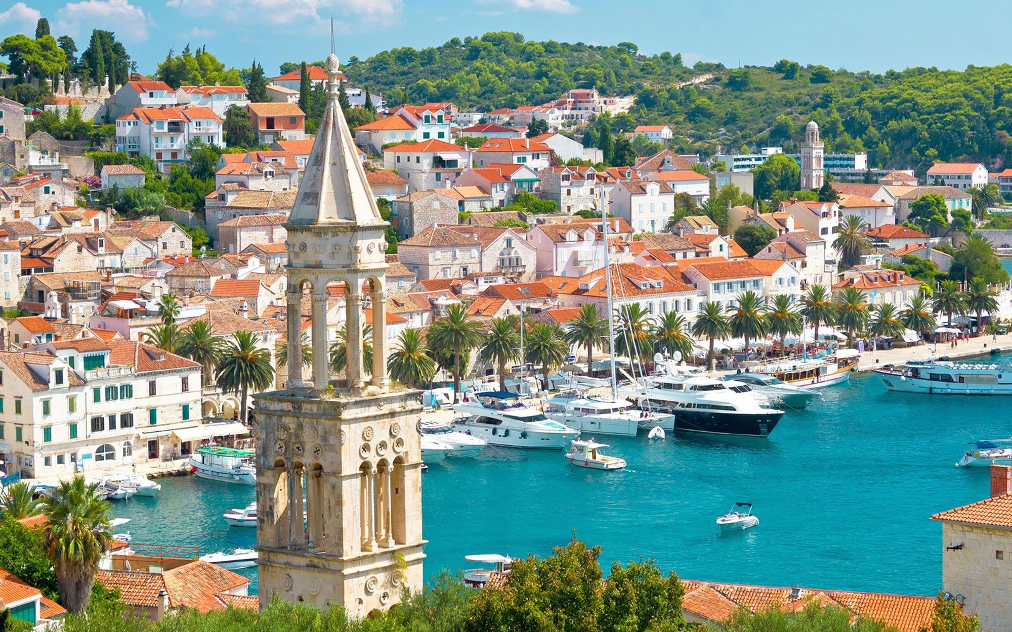 Utsikt over havnen, kirken og byen i Hvar i Kroatia