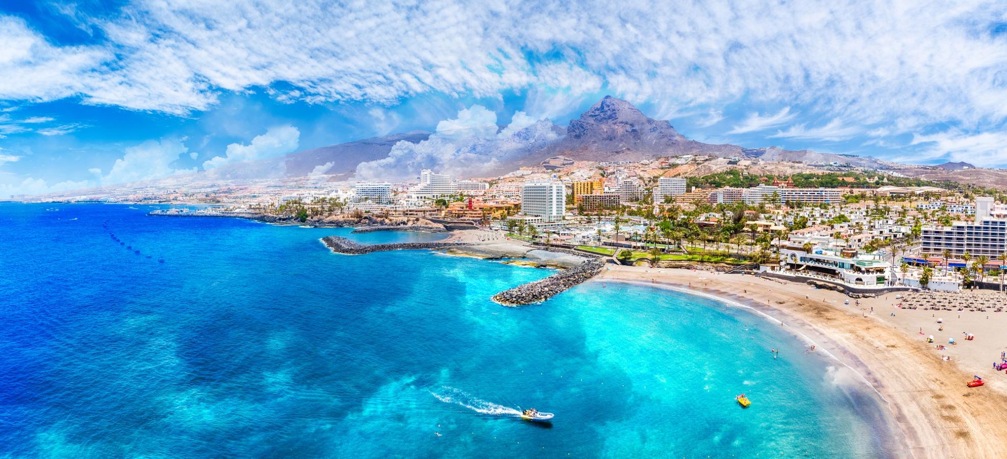 Oversiktsbilde over Playa de las Américas, stranden ved Costa Adeje på Tenerife i Kanariøyene