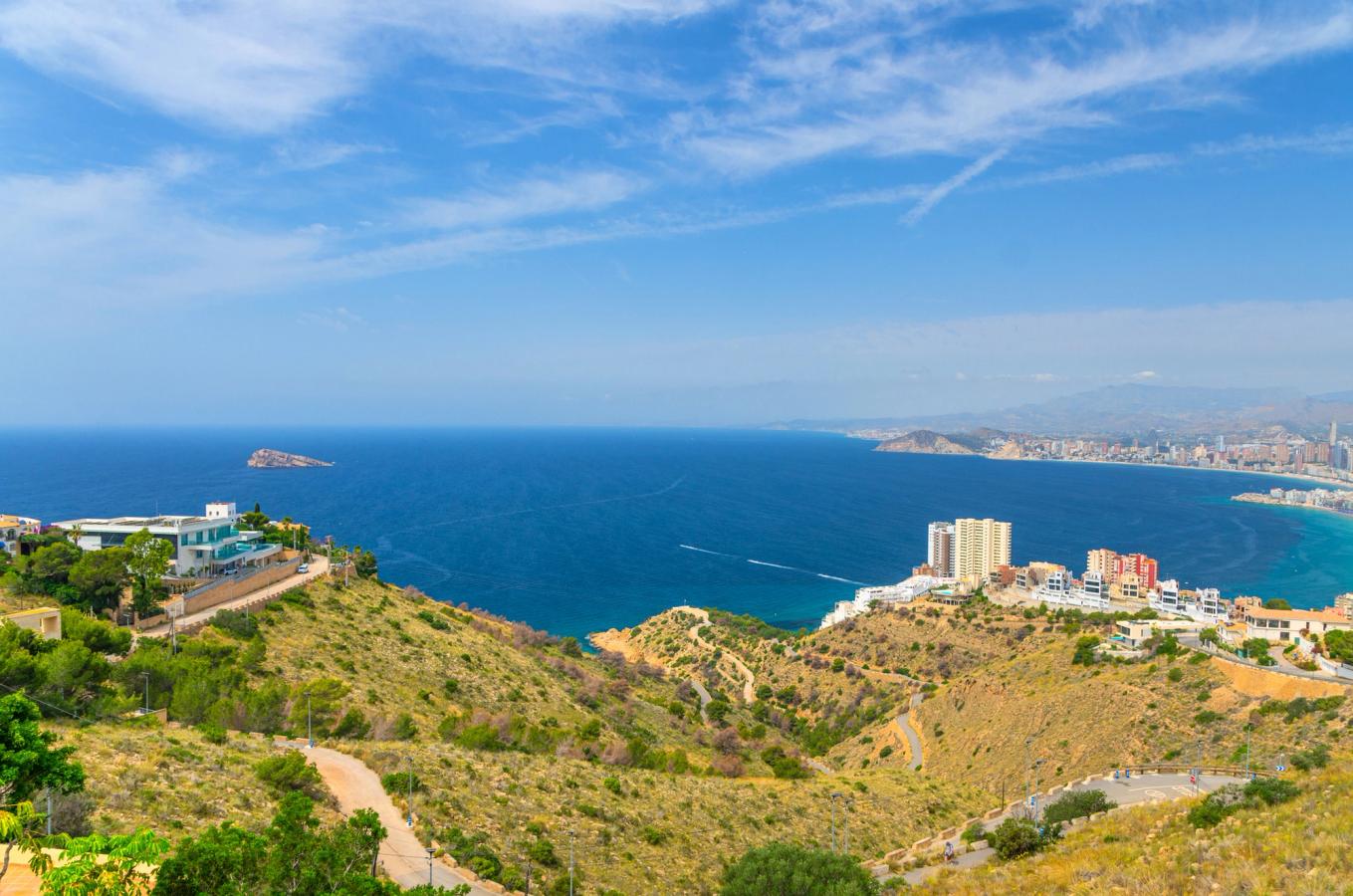 Udsigt over Costa Blanca og øen Isla de Benidorm, som er et vartegn i Benidorm