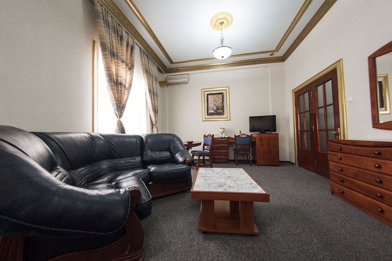 Bucharest Comfort Suites Hotel - Image 6