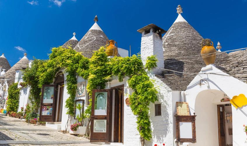 En gade med de kendte og unikke trullihuse i Alberobello i Puglia, Italien