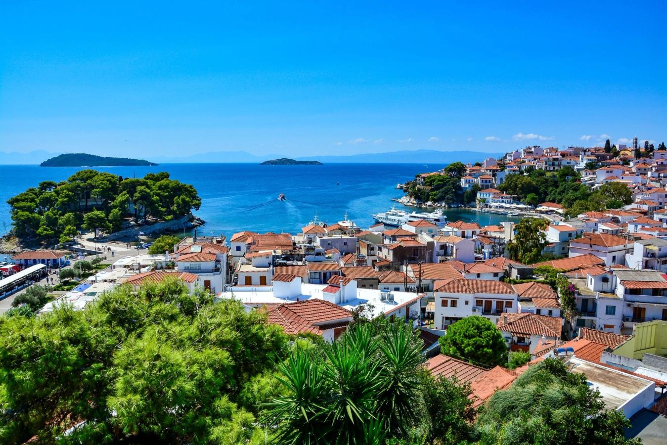 Utsikt över det vackra Egeiska havet och Skiathos stad i Grekland