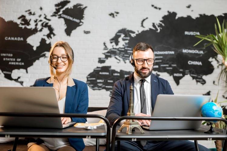 Kvinne og mann tar telefoner på kundeservice