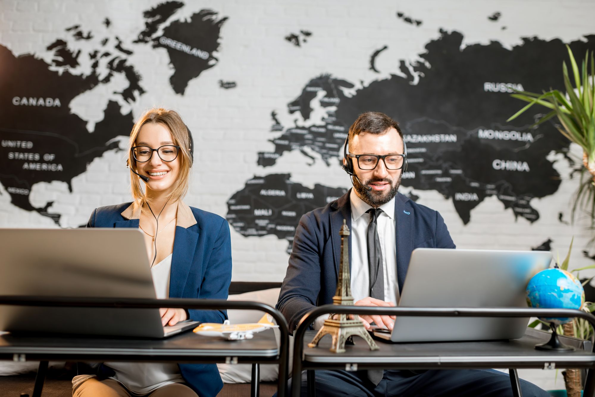 En kvinde og en mand besvarer opkald i kundeservice