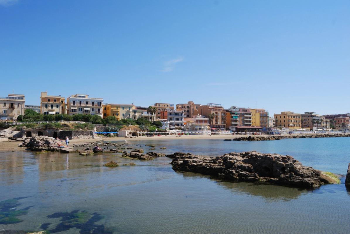 Anzio er en vakker by med palmer, seilbåter og masse liv