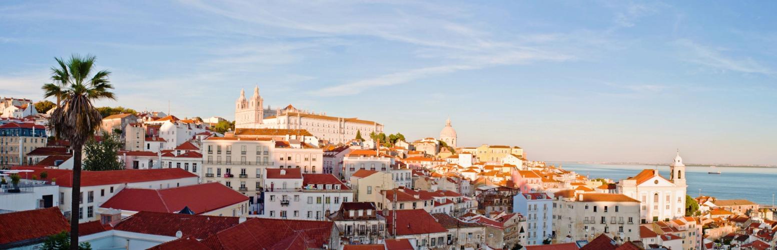 Udsigt over de røde hustage og byen Lissabon i Portugal