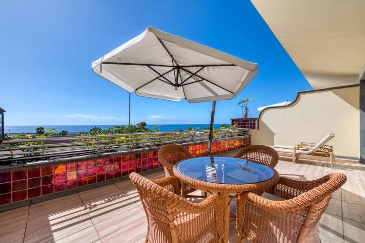 Holiday Club Playa Amadores har en smuk beliggenhed på stranden i Playa Amadores på Gran Canaria og tilbyder lejligheder med udsigt.