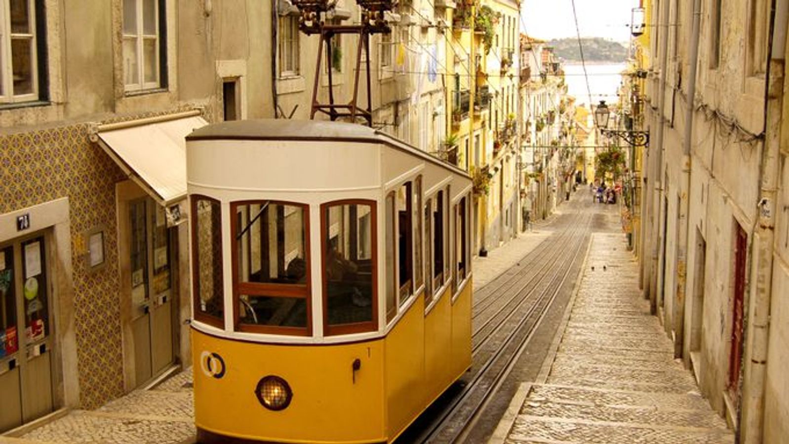 Gule sporvogne er almindelige i bybilledet i Lissabon