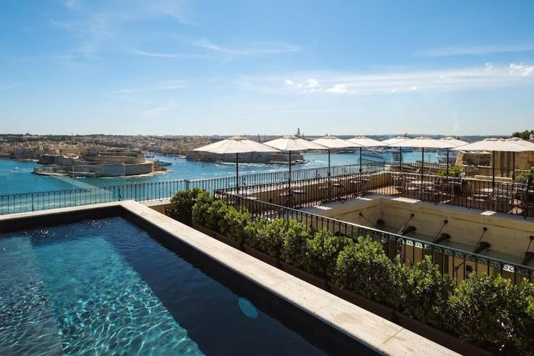 Njut av havsutsikten från takterrassen med pool på The Gomerino Hotel i Valletta.