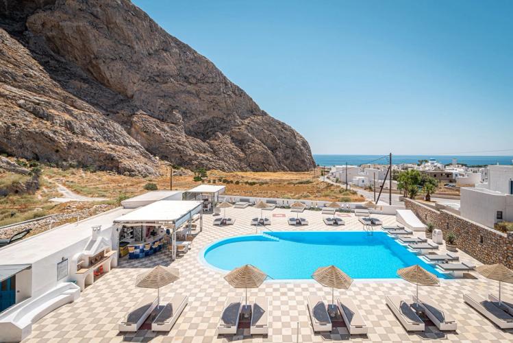 Nyt fjell- og havutsikt fra bassengområdet til Marianna Hotel i Perissa, Santorini.