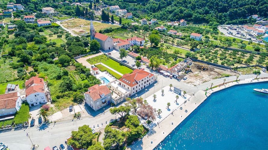 Vila Riva Apartments ligger et stenkast fra havet i Slano i Kroatien og tilbyder ferielejligheder og fælles pool.