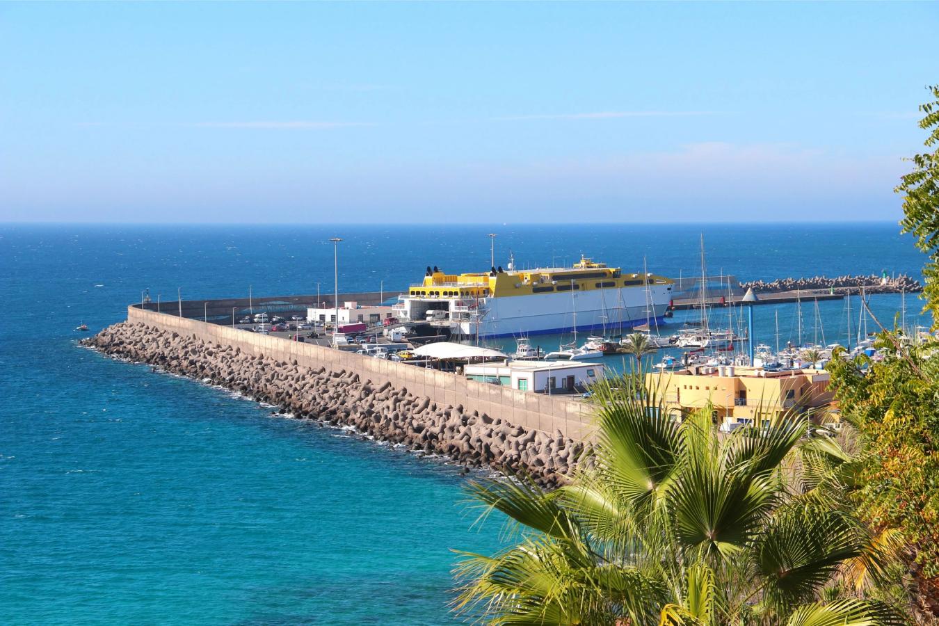 Utsikt över hamnen och havet i Morro Jable på Fuerteventura
