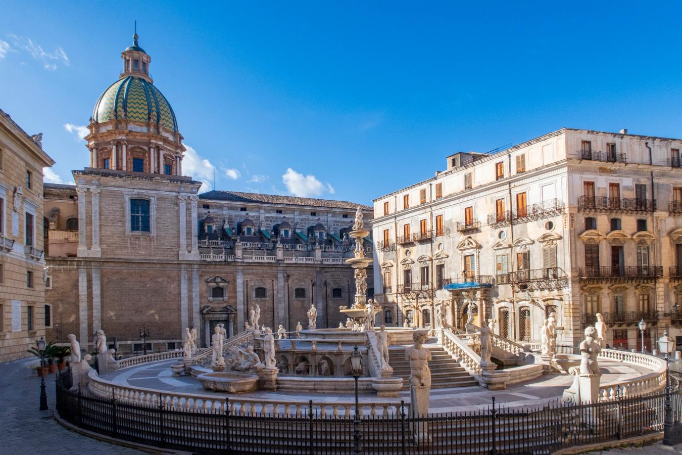 Den imponerende fontenen på Piazza Pretoria foran rådhuset i Palermo