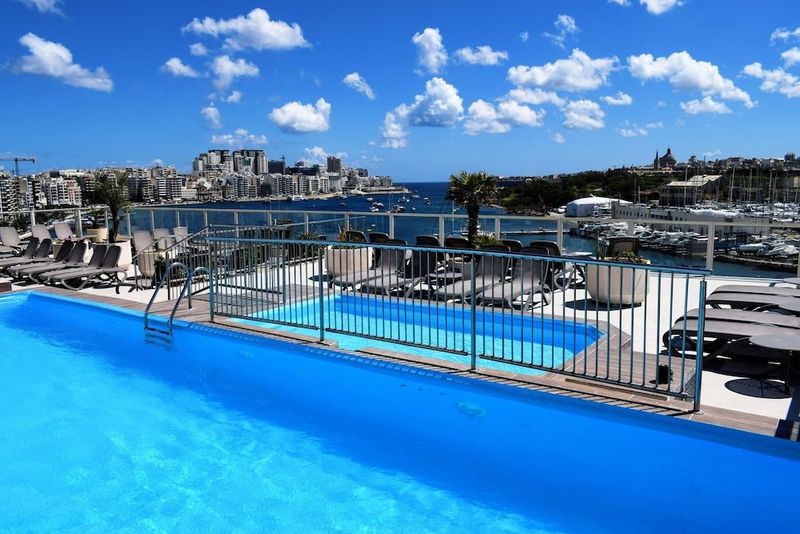 Bayview Hotel & Apartments - Image 1