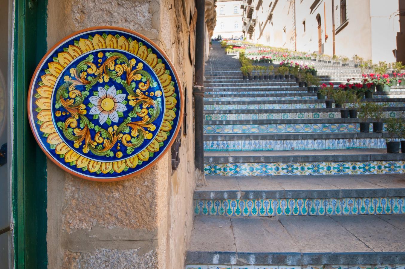 Keramikken dominerer i bybilledet i Caltagirone på Sicilien
