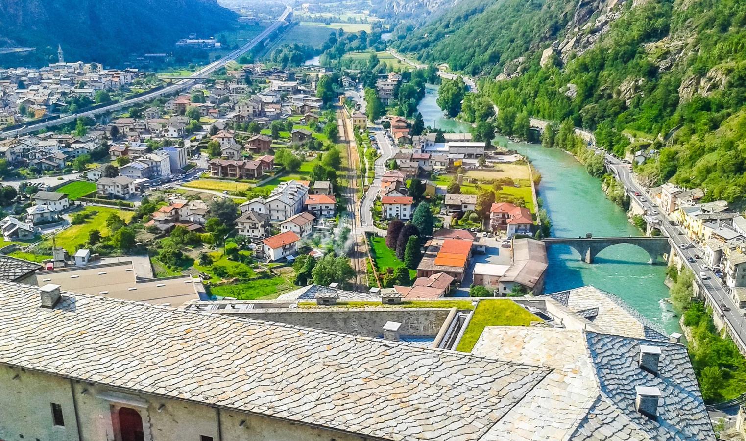 Utsikt fra borgen i Bard utover byen, elven og Aostadalen