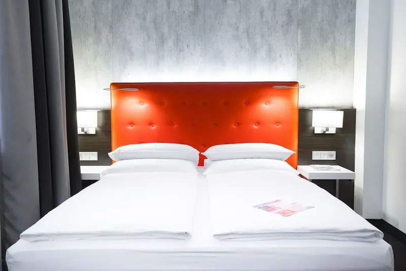 Select Hotel Berlin The Wall
