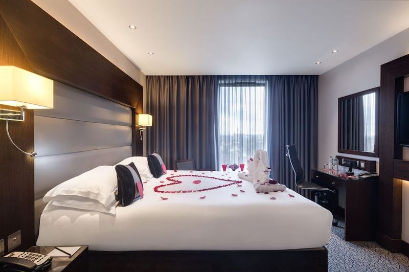 Park Grand London Heathrow - Image 9